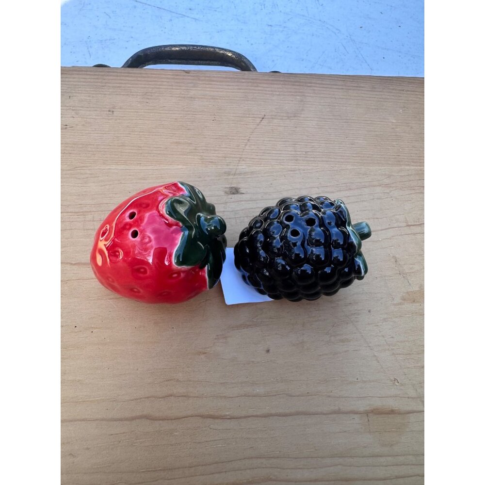 Cracker Barrel Strawberry Blackberry Salt Pepper Shakers Fruit Set Ceramic - Picture 3 of 5